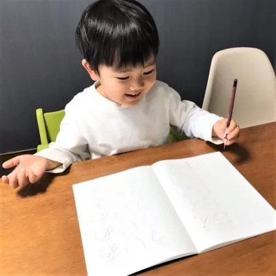 ワーママに人気の子どもの習い事!通信制書道「大観教室」って?